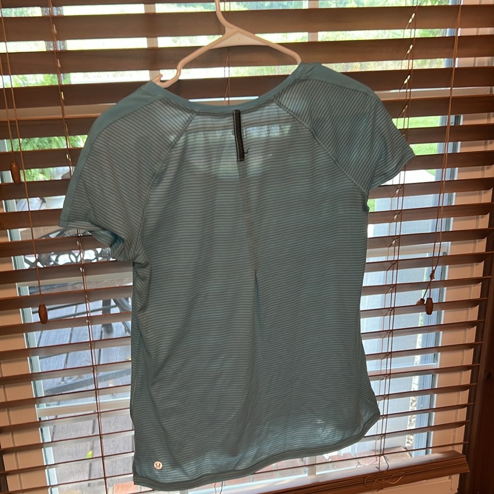 LuLuLemon tee - Picture 3 of 4